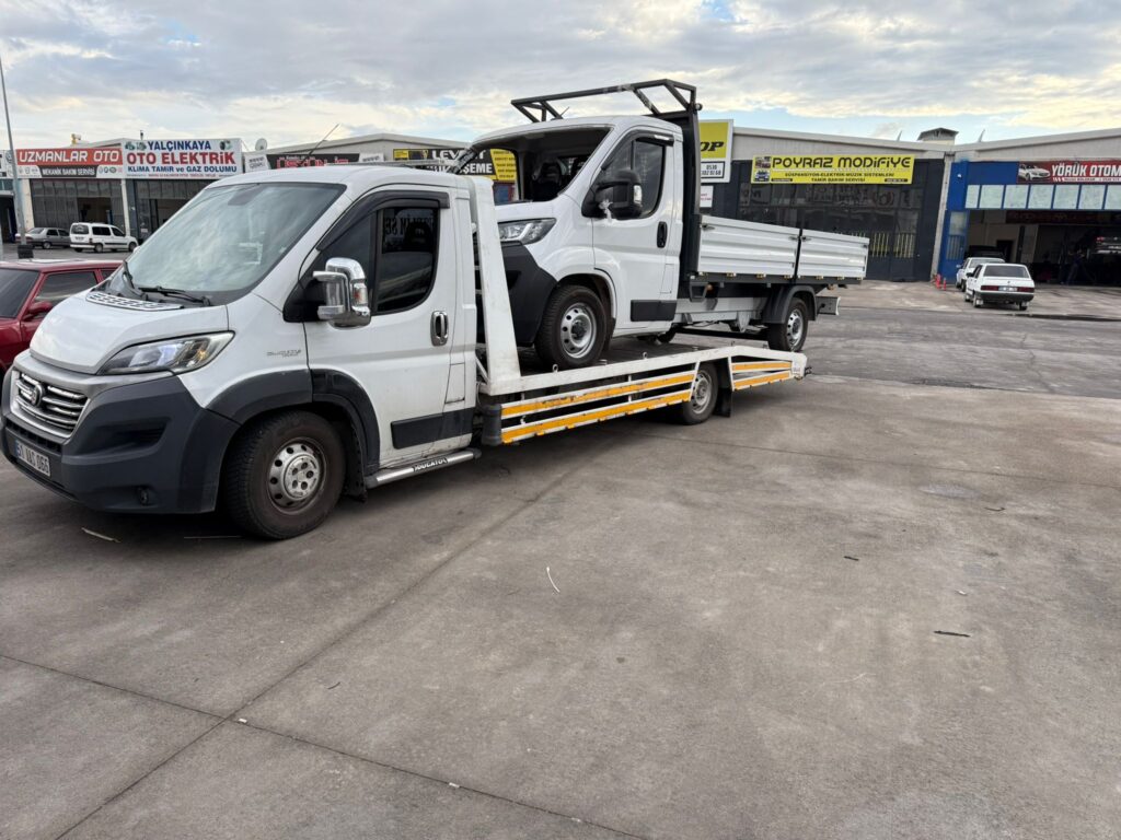 Ortaköy oto kurtarma aracı, yolda kalan bir aracı güvenli şekilde çekiyor.